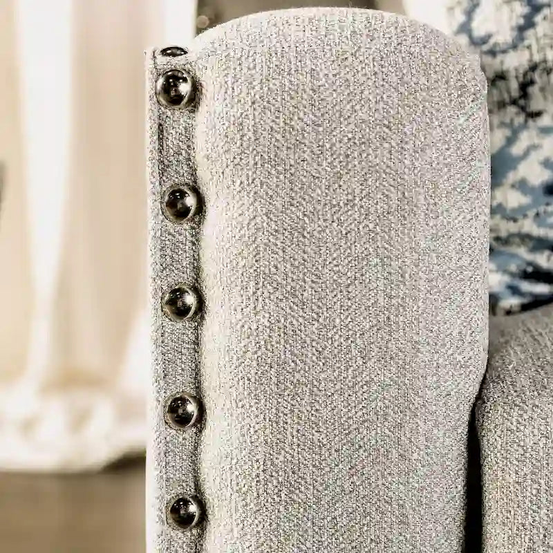 Canapé en tissu gris clair, orné de rivets